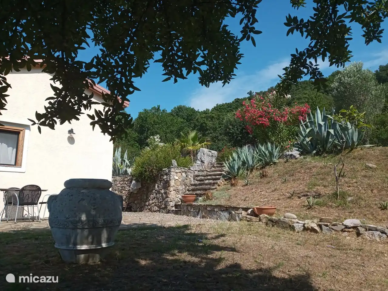 Vista de parte del jardín y el lateral de la casa.