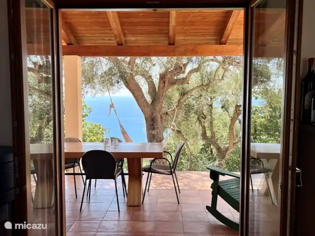 Verricchi Pantano | Italie, Campanie, Ispani - maison de vacances Vue sur la terrasse, l’olivier et la mer depuis le salon.