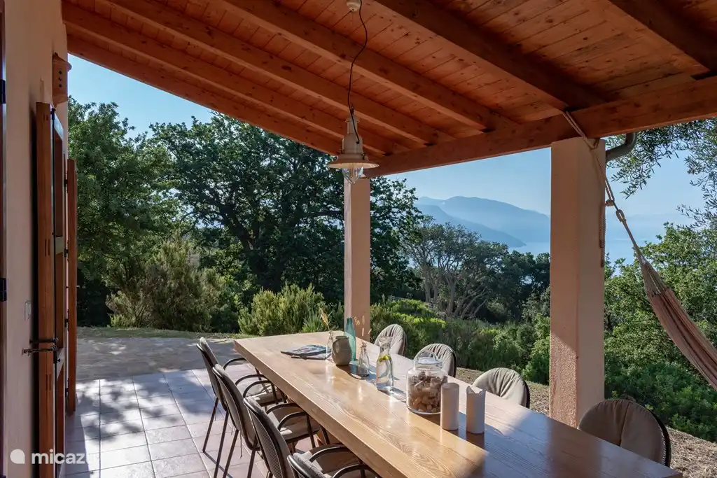 Mesa de comedor en terraza lado sur