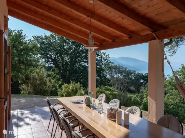 Verricchi Pantano | Italie, Campanie, Ispani - maison de vacances Table à manger sur la terrasse côté sud