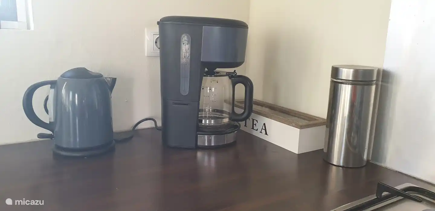 Voll ausgestattete Küche mit neuem Kühlschrank.