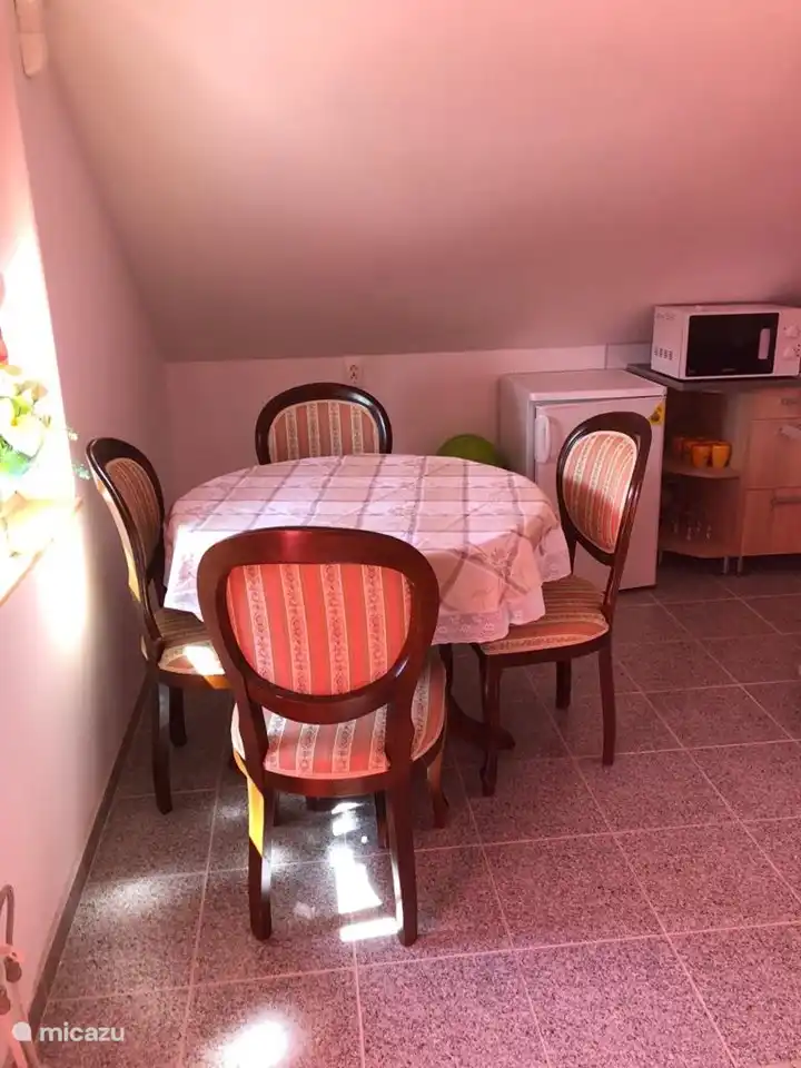 Comedor junto a la cocina, mesa de comedor con 4 sillas.
