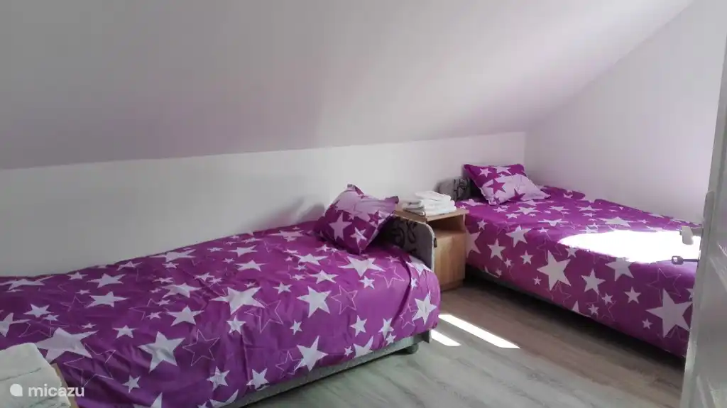 Segundo dormitorio, con 2x camas individuales, ambas con mesita de noche con lámpara y 1 armario. 