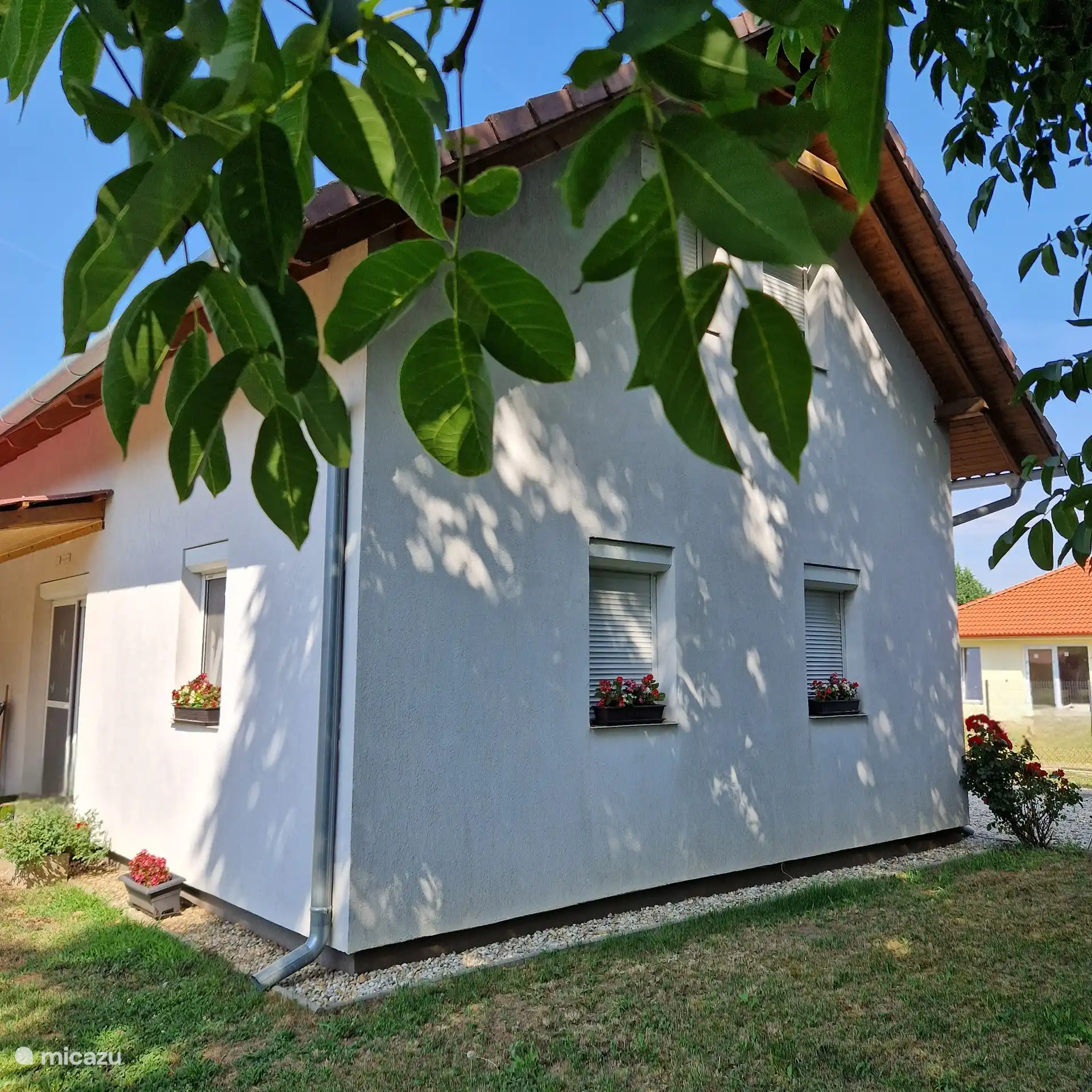 Lado de la casa en el lado de la calle.
