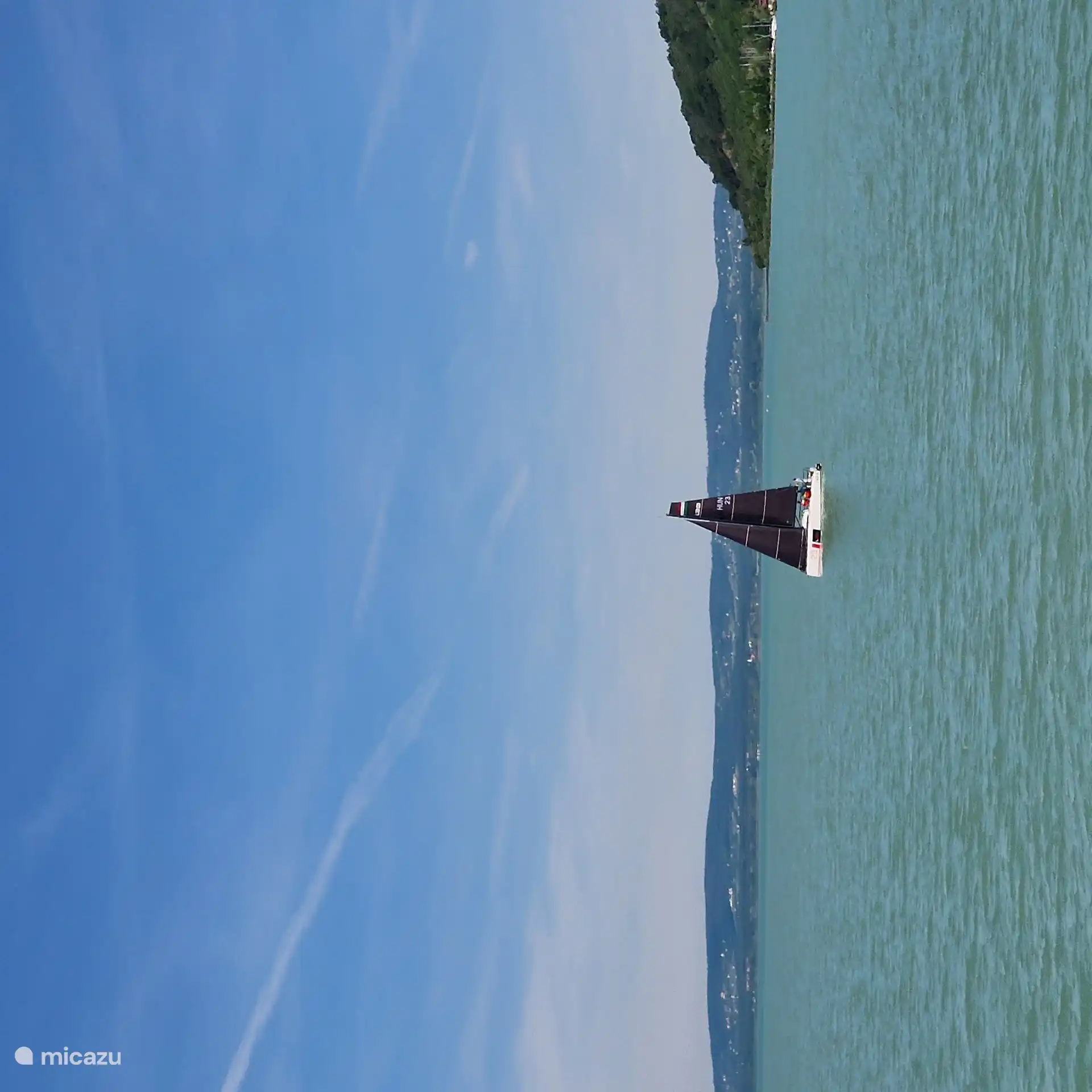 Velero en el lago Balatón.