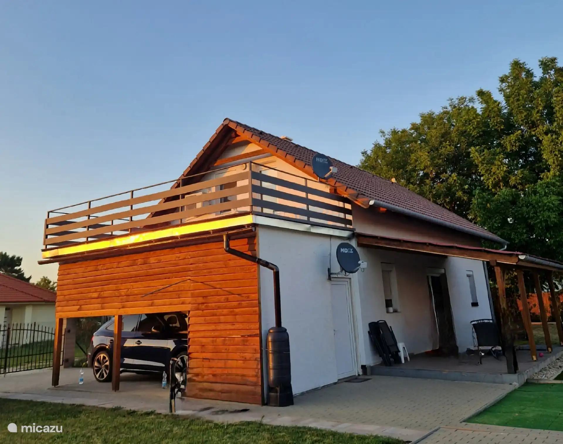 Lado Villa Hollandia, tomado de la glorieta. Miras la azotea del apartamento que se va a alquilar.