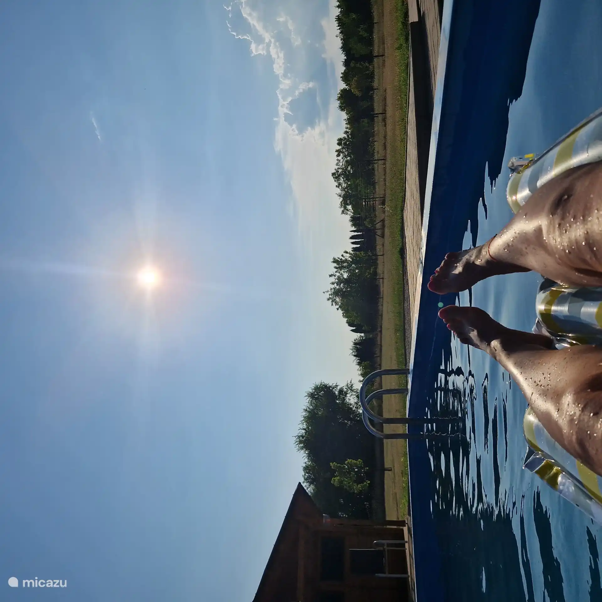 Flota y relájate en tu piscina privada.