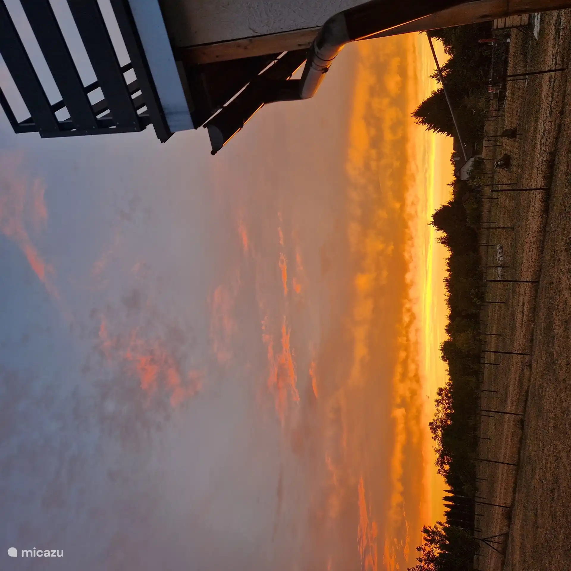 Puesta de sol desde los jardines de abajo.