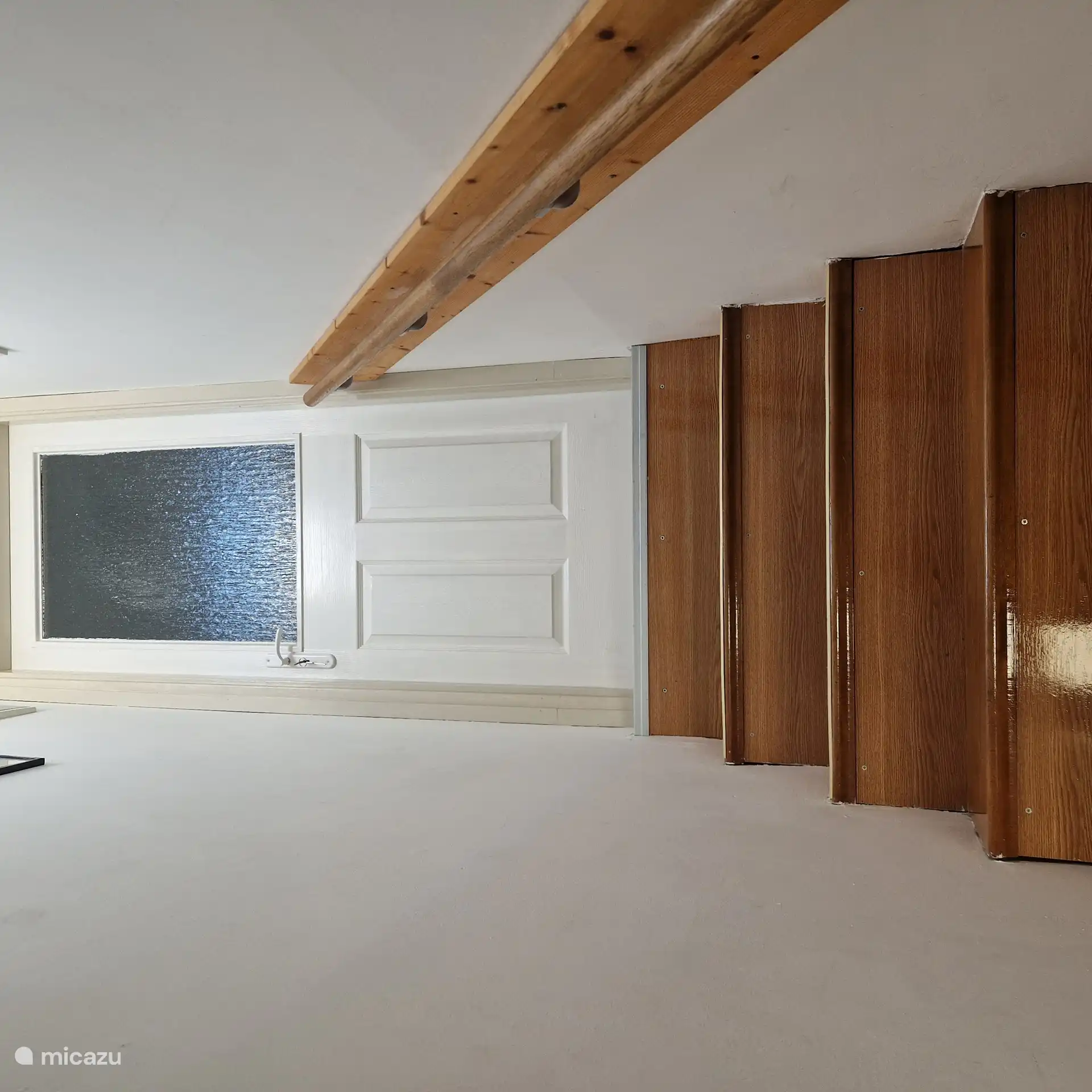 Escaleras hasta el apartamento en alquiler. La puerta se puede cerrar con su propia llave.