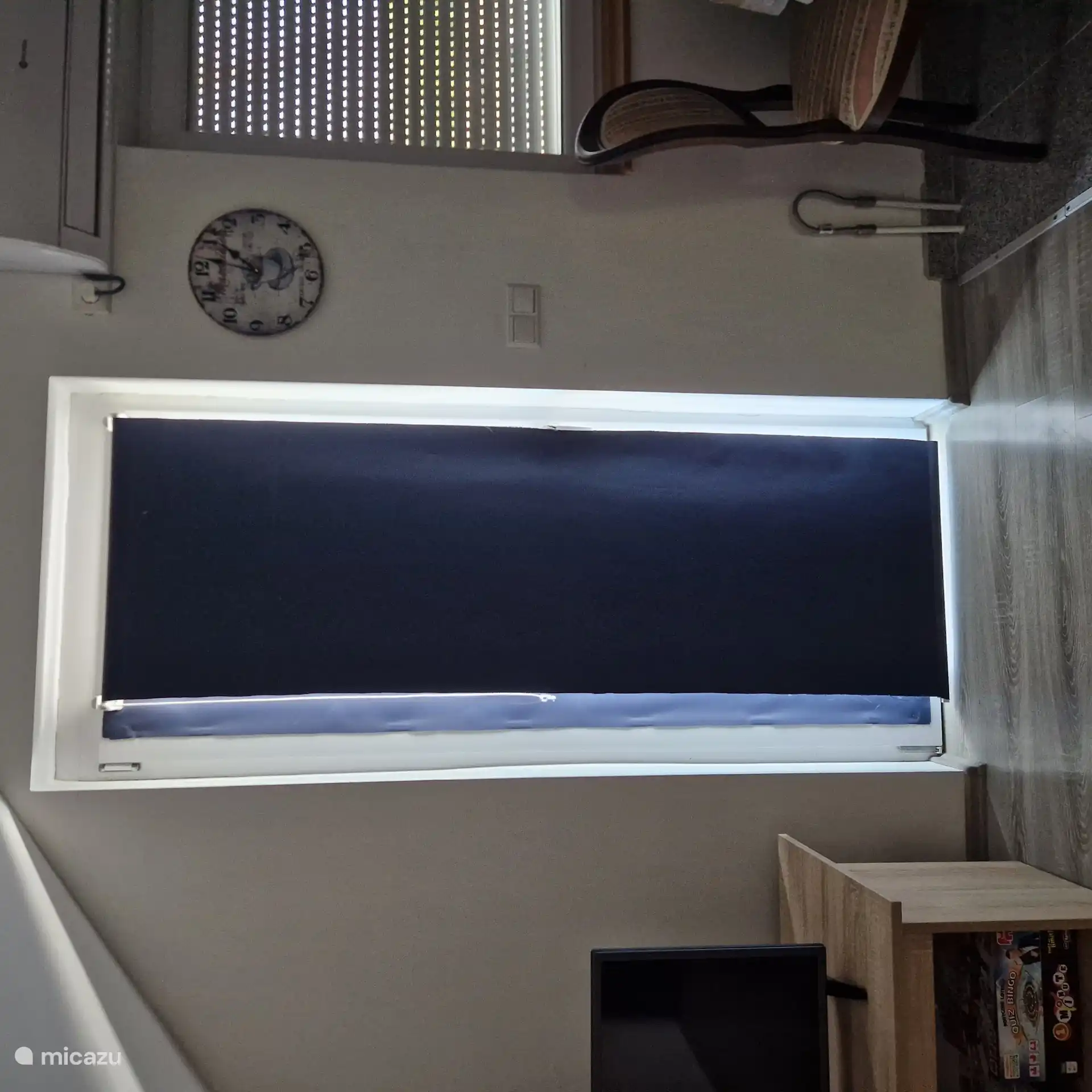 Las persianas enrollables frente a la puerta, la terraza de la azotea, las ventanas están equipadas con mosquiteras y mosquiteros.