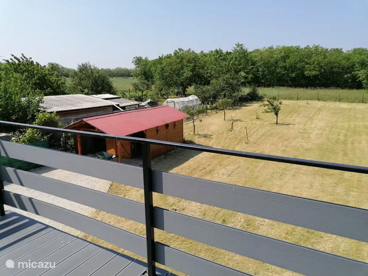 Vista de la terraza de la azotea, con vistas a la glorieta con dosel que incluye un hermoso lugar sombreado con posibilidad de sentarse.
