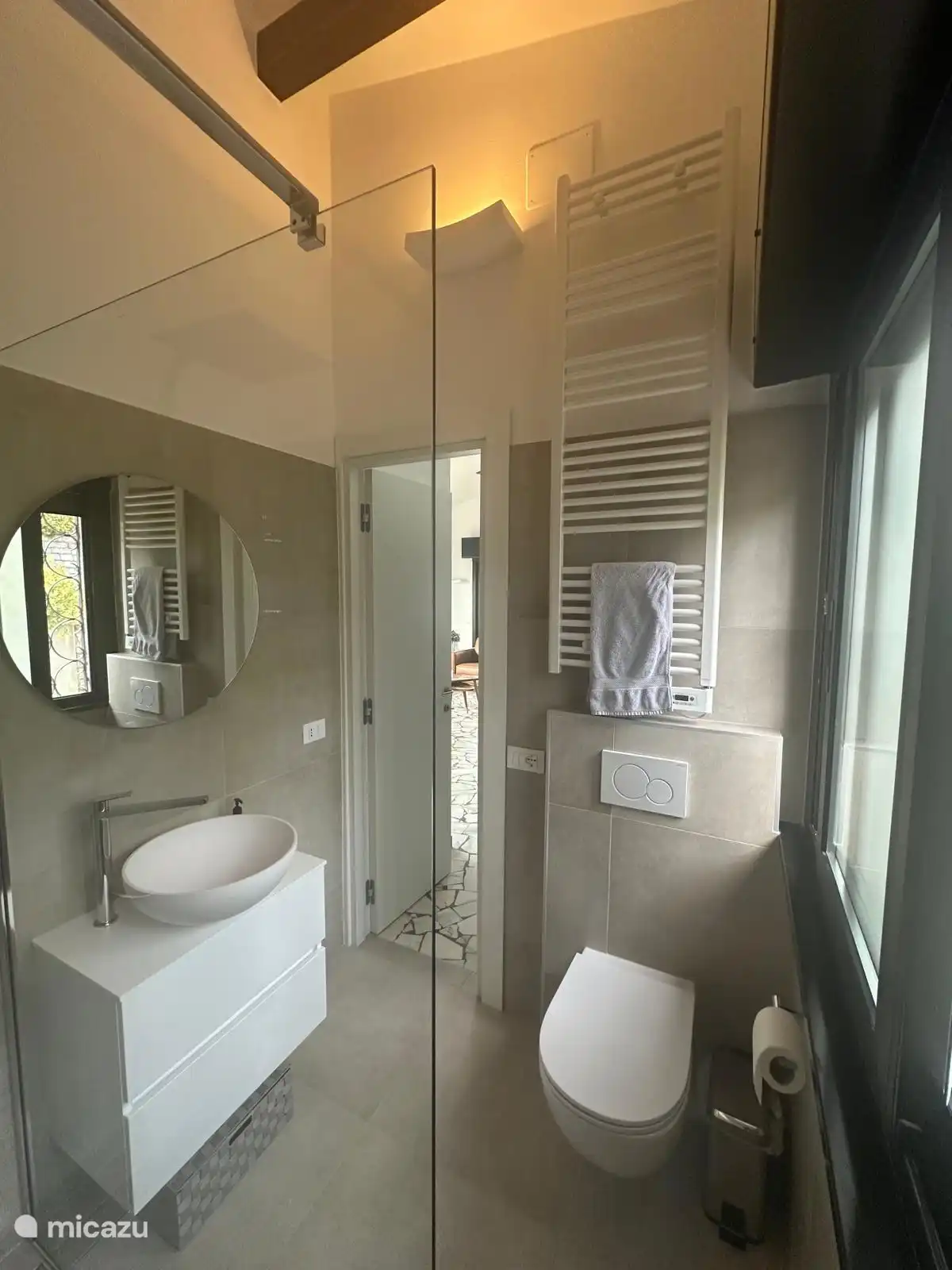 Badezimmer Erdgeschoss mit Dusche, WC und Waschbecken