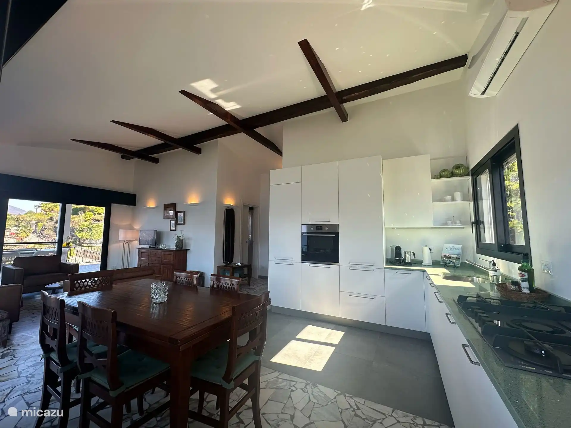 moderne Küche mit Einbaugeräten