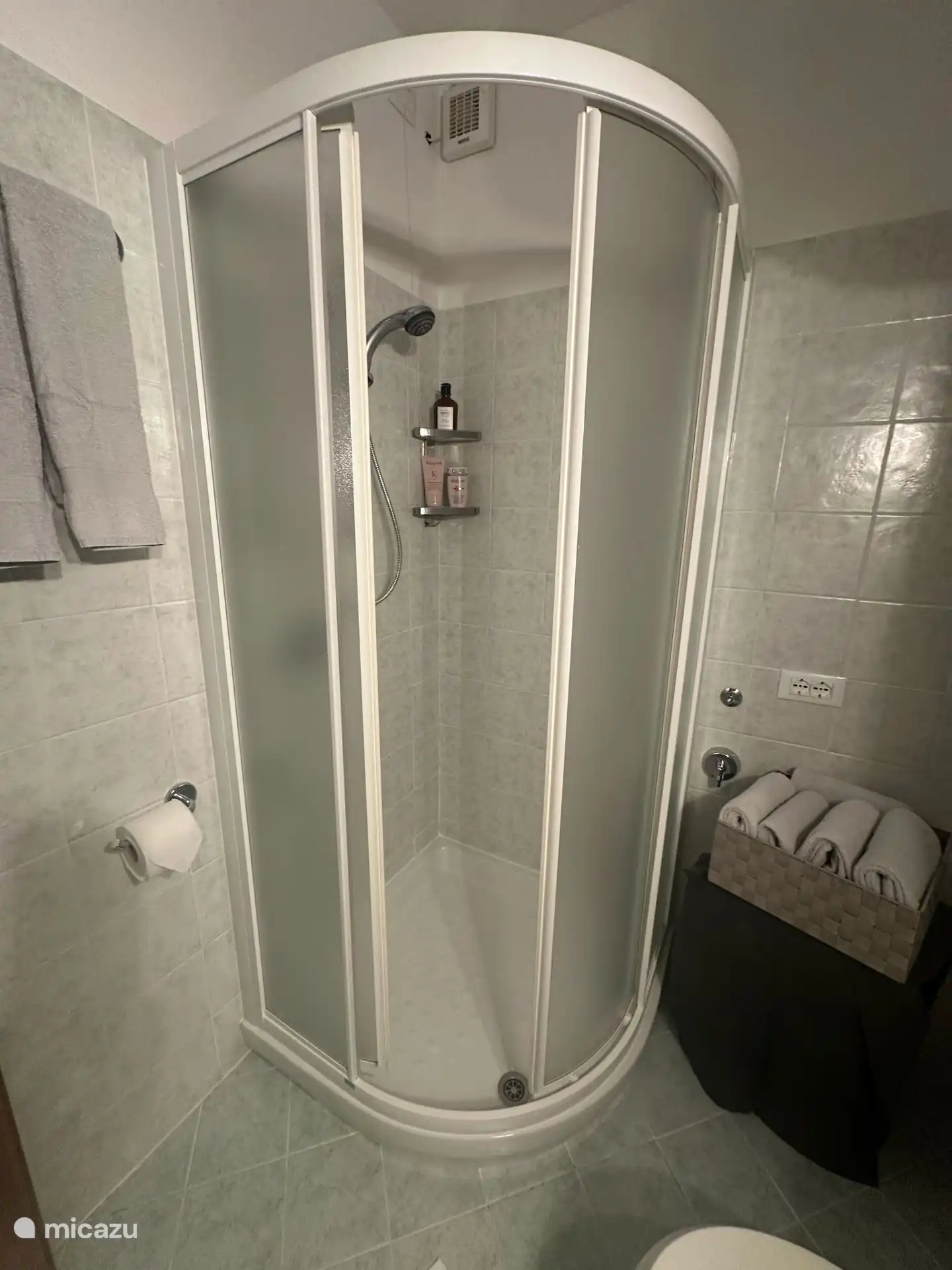 Badezimmer im Erdgeschoss mit Dusche, Waschbecken und WC