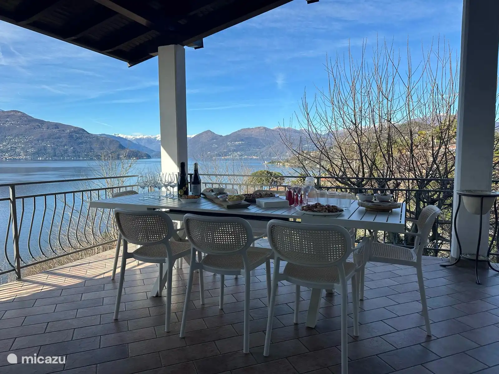 großzügige überdachte Terrasse