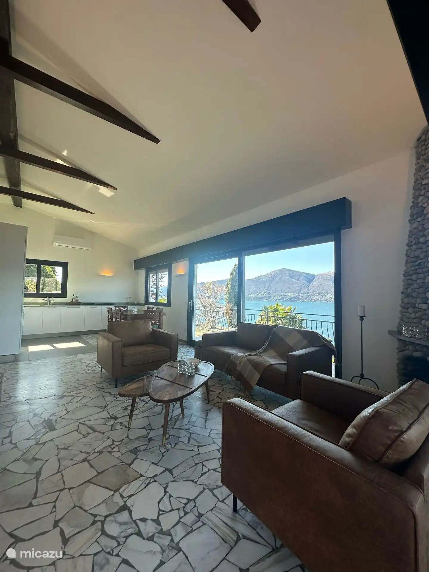 Wohn-Esszimmer mit Schiebetüren zum Balkon