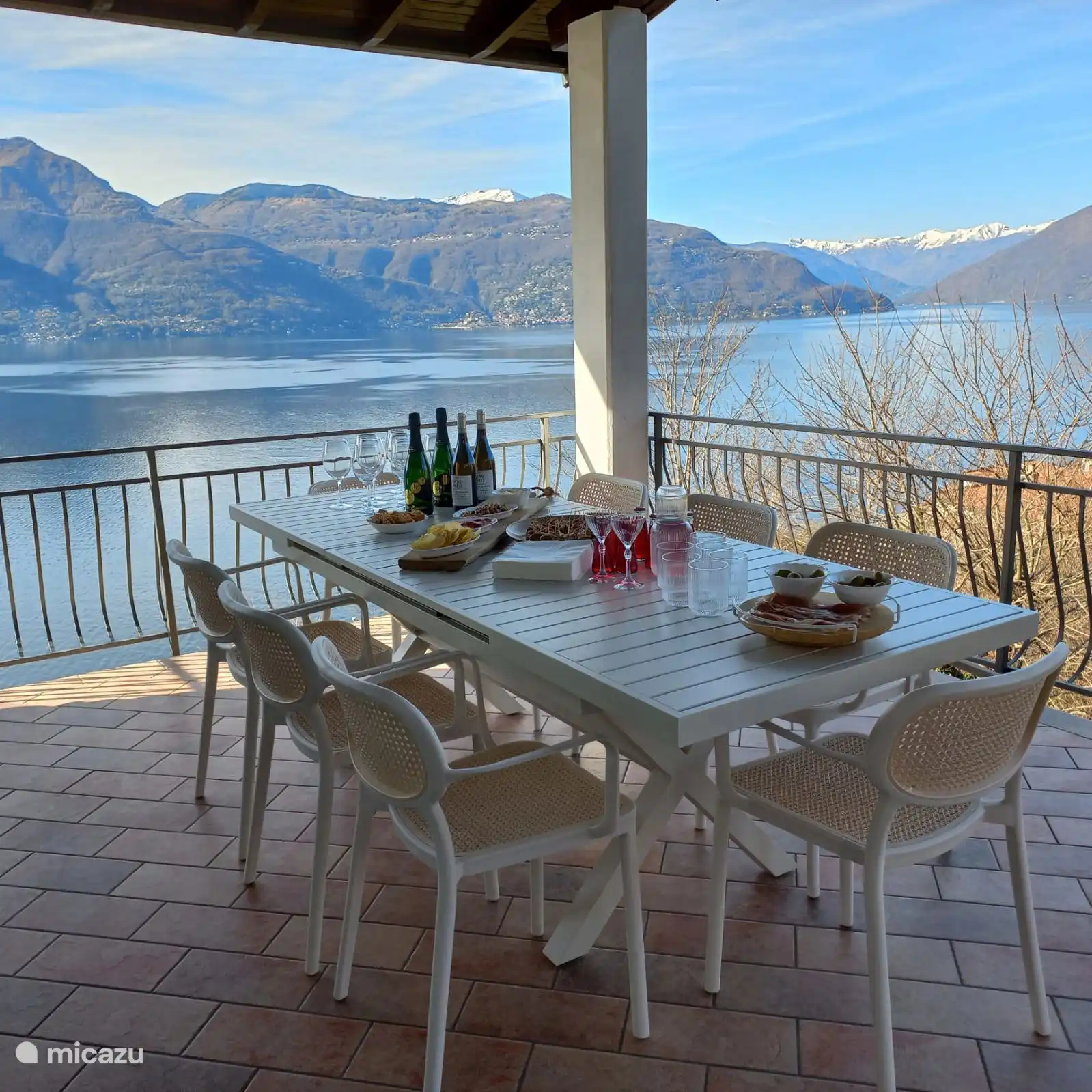 Terrasse mit Tisch und Stühlen im Freien