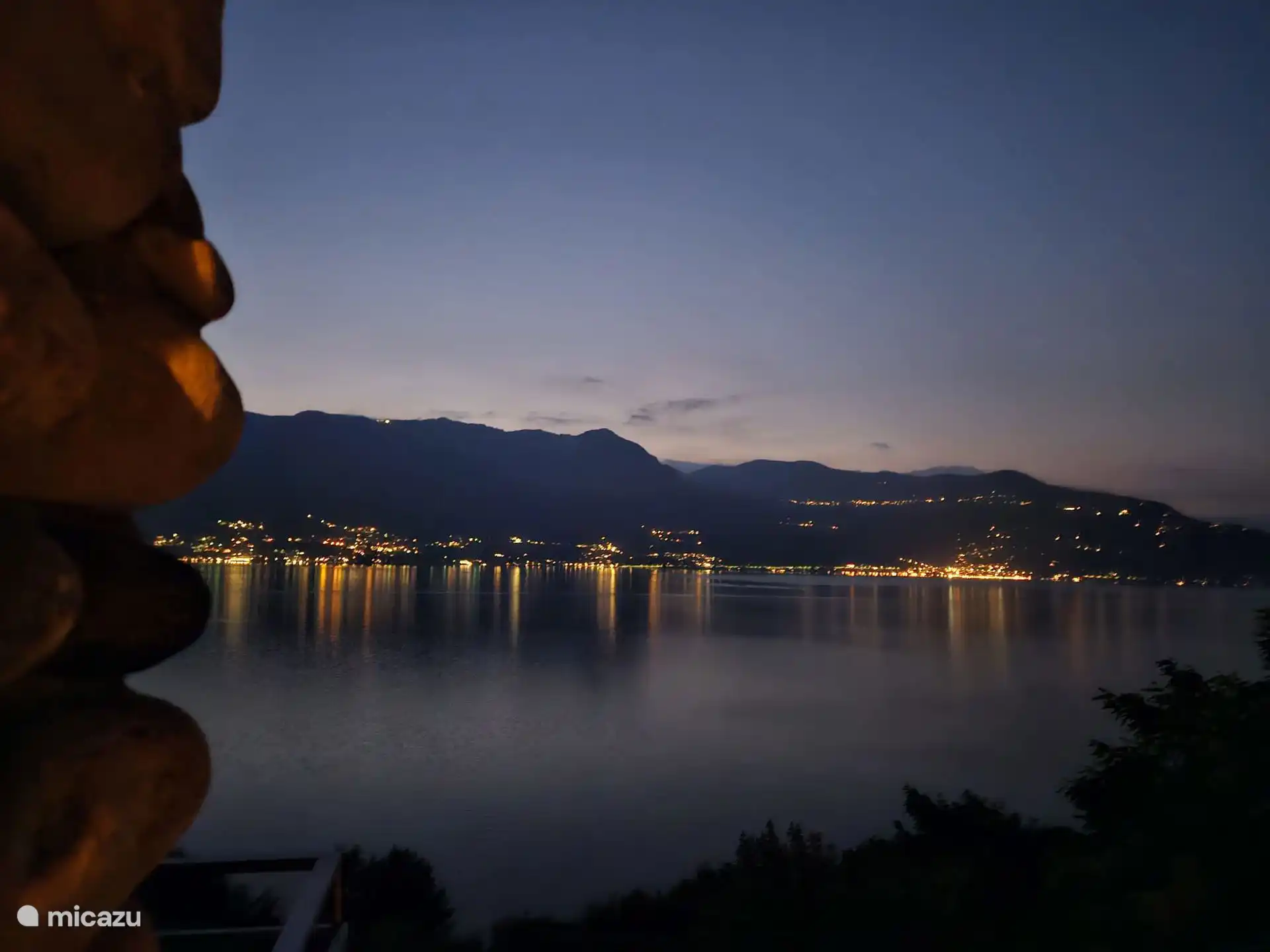 Blick auf die andere Seite bei Nacht