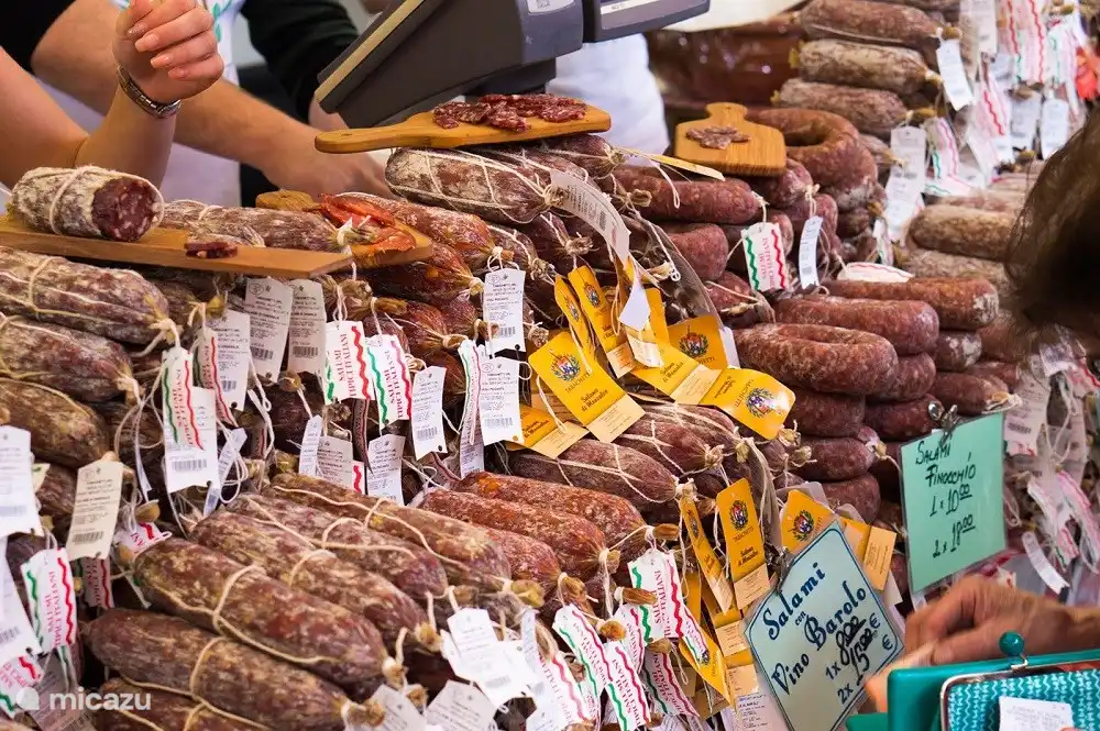 Auf dem großen Wochenmarkt in Luino gibt es jede Menge Leckereien zu kaufen.