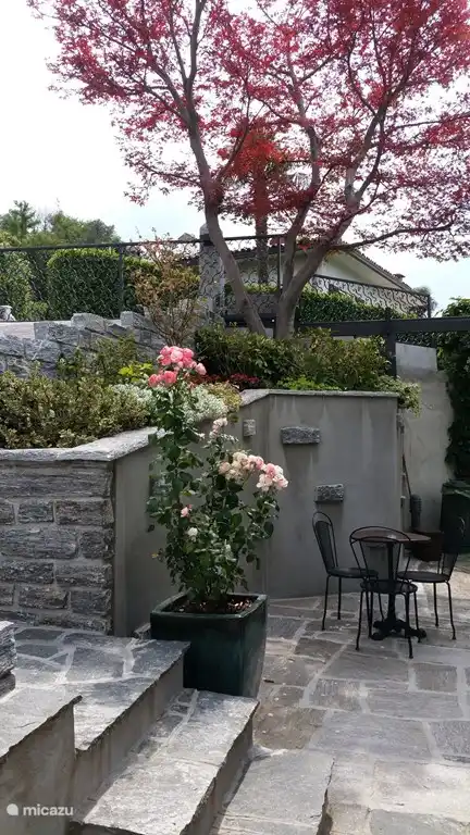 die Terrasse vor der Haustür.