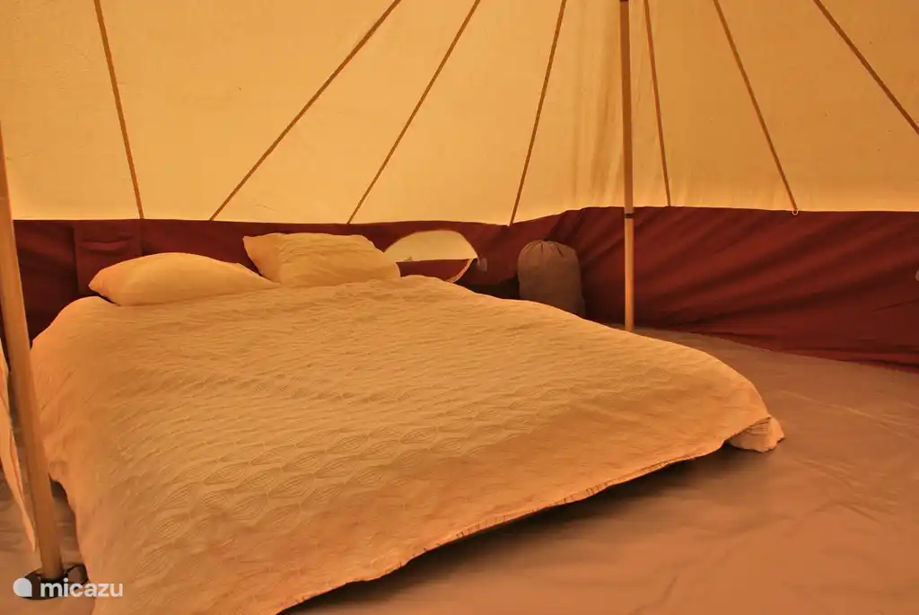 Twee-persoons ouderbed met lattenbodems, matras, toplaag en dekbed.