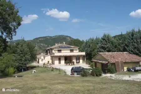 Vakantiehuis Italië, Marche, Acqualagna boerderij Vakantiehuis Ca Maggio Nuovo Front site
