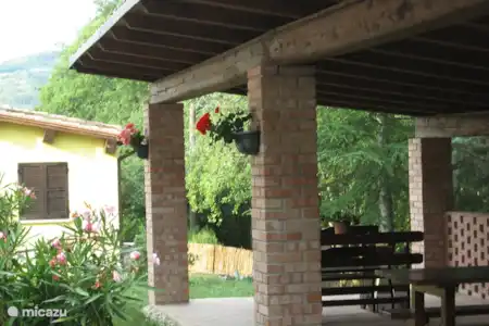 Vakantiehuis Italië, Marche, Acqualagna boerderij Vakantiehuis Ca Maggio Nuovo veranda
