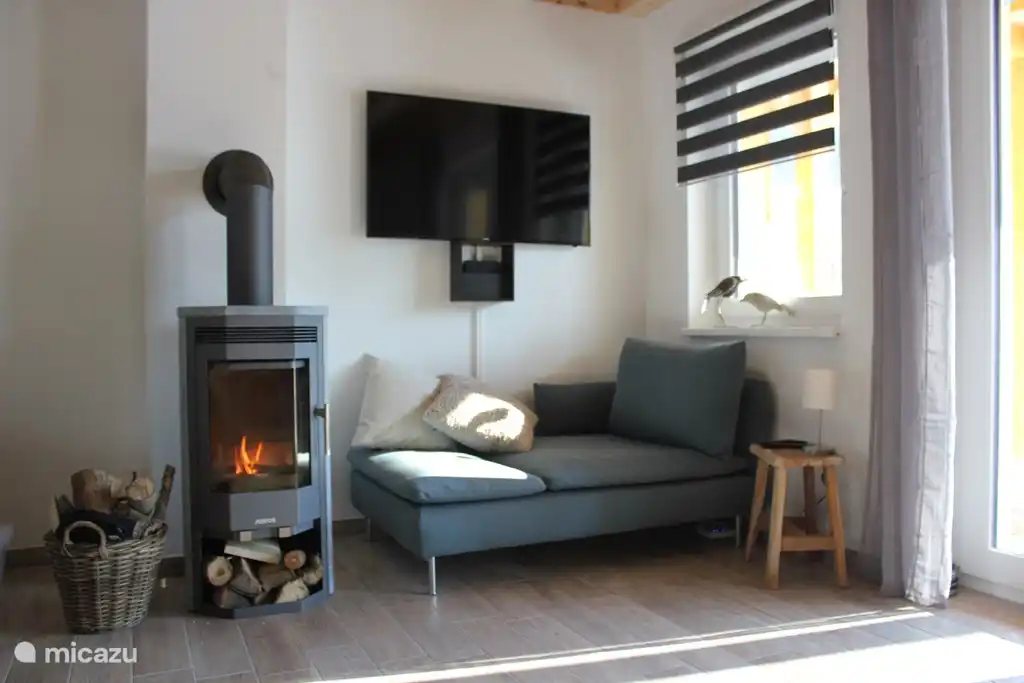 profiter de la lecture d'un livre sur le canapé