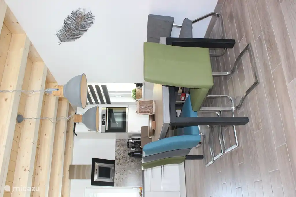 le coin repas peut accueillir 8 personnes