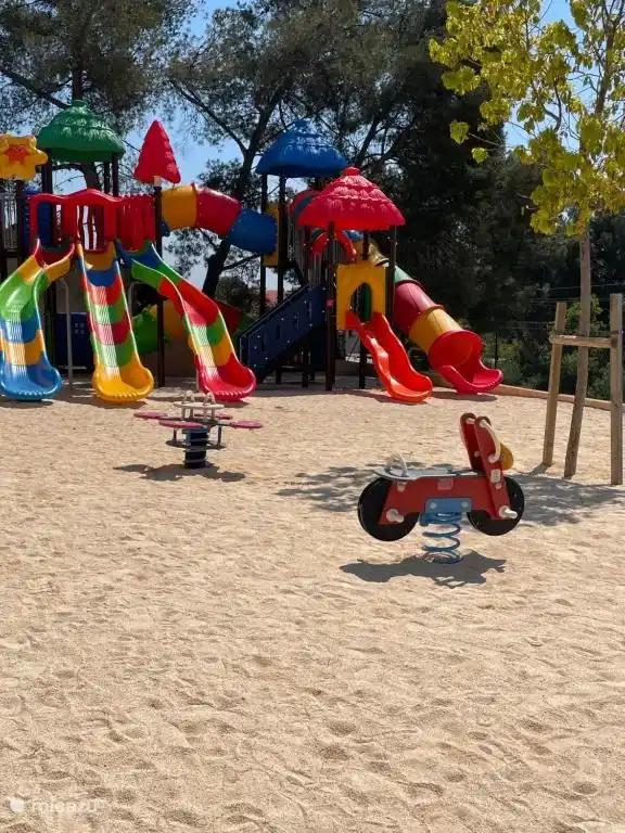 Spielplatz mit Kletterkäfig