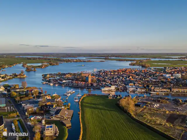 Location de Vacances Pays-Bas, Frise, Grouw, maison de vacances - Maison de vacances De Thuiskamer Vue d'ensemble du centre photo de Grou, entouré d'eau et de ports