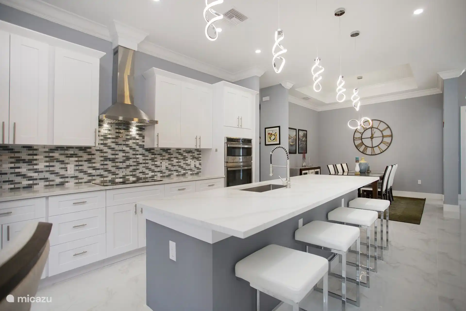 Moderne Dunstabzugshaube und schöne Rückwand