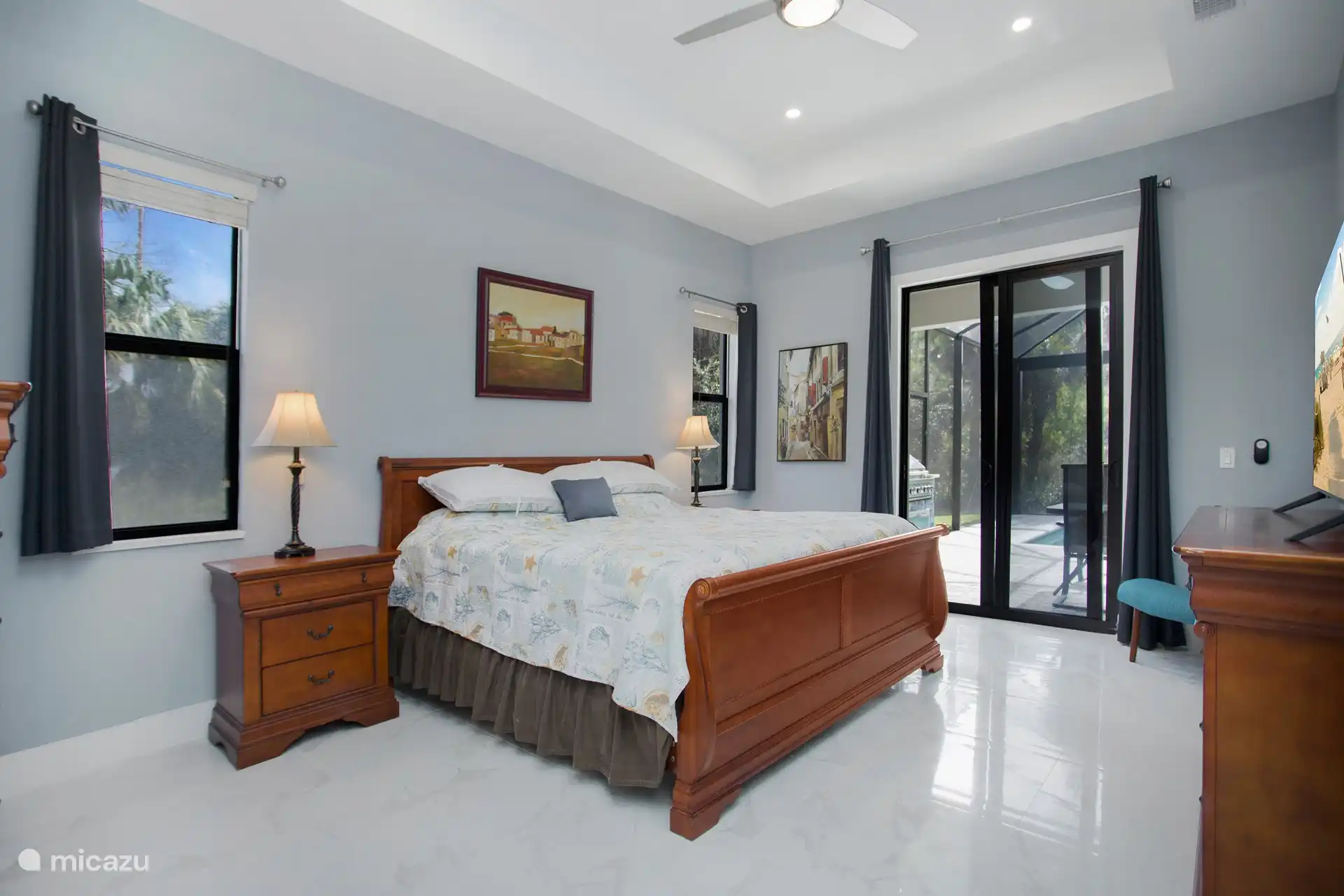 Schlafzimmer mit Schiebetüren nach draußen