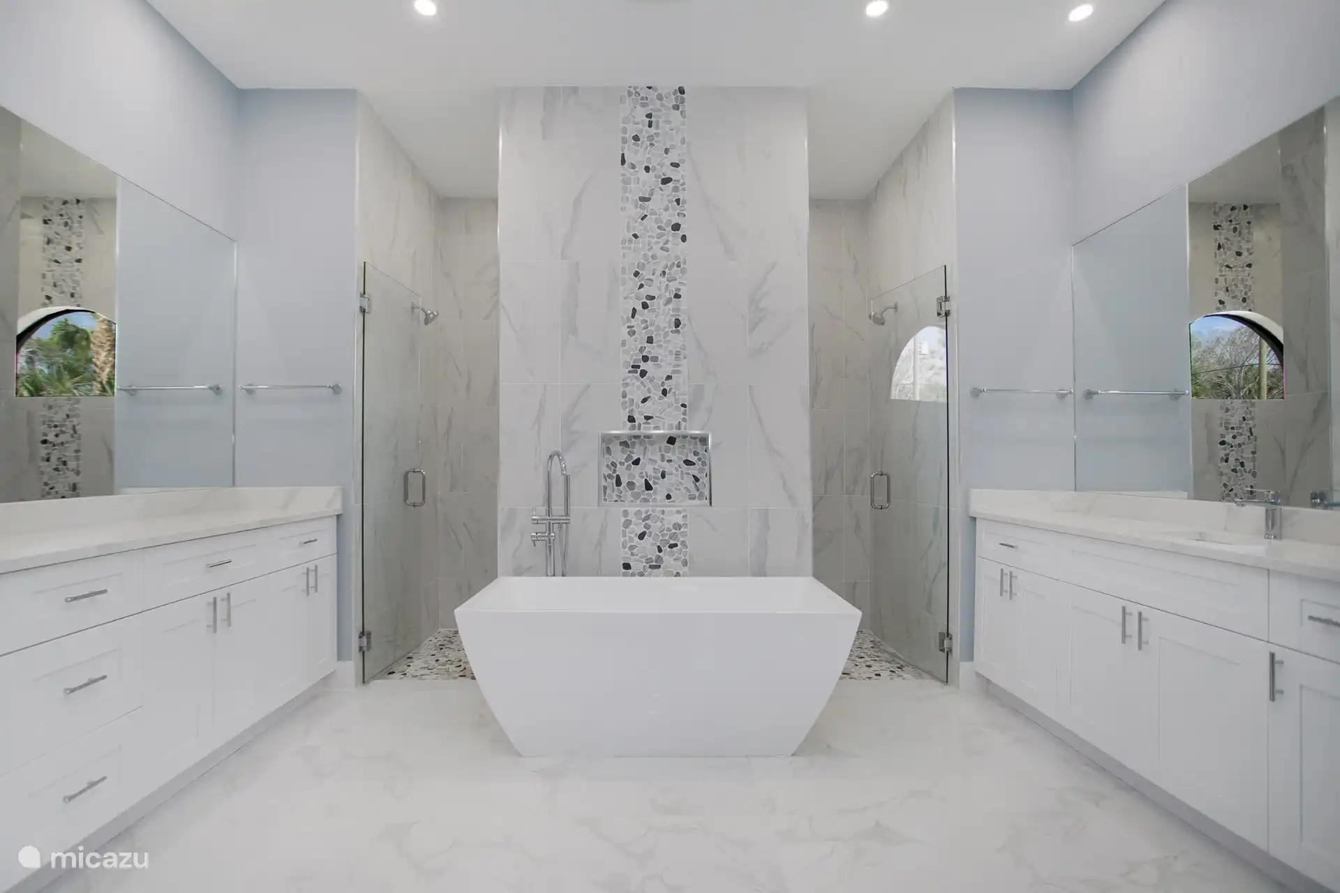 Badezimmer mit Badewanne, ebenerdiger Dusche mit 3 Duschköpfen