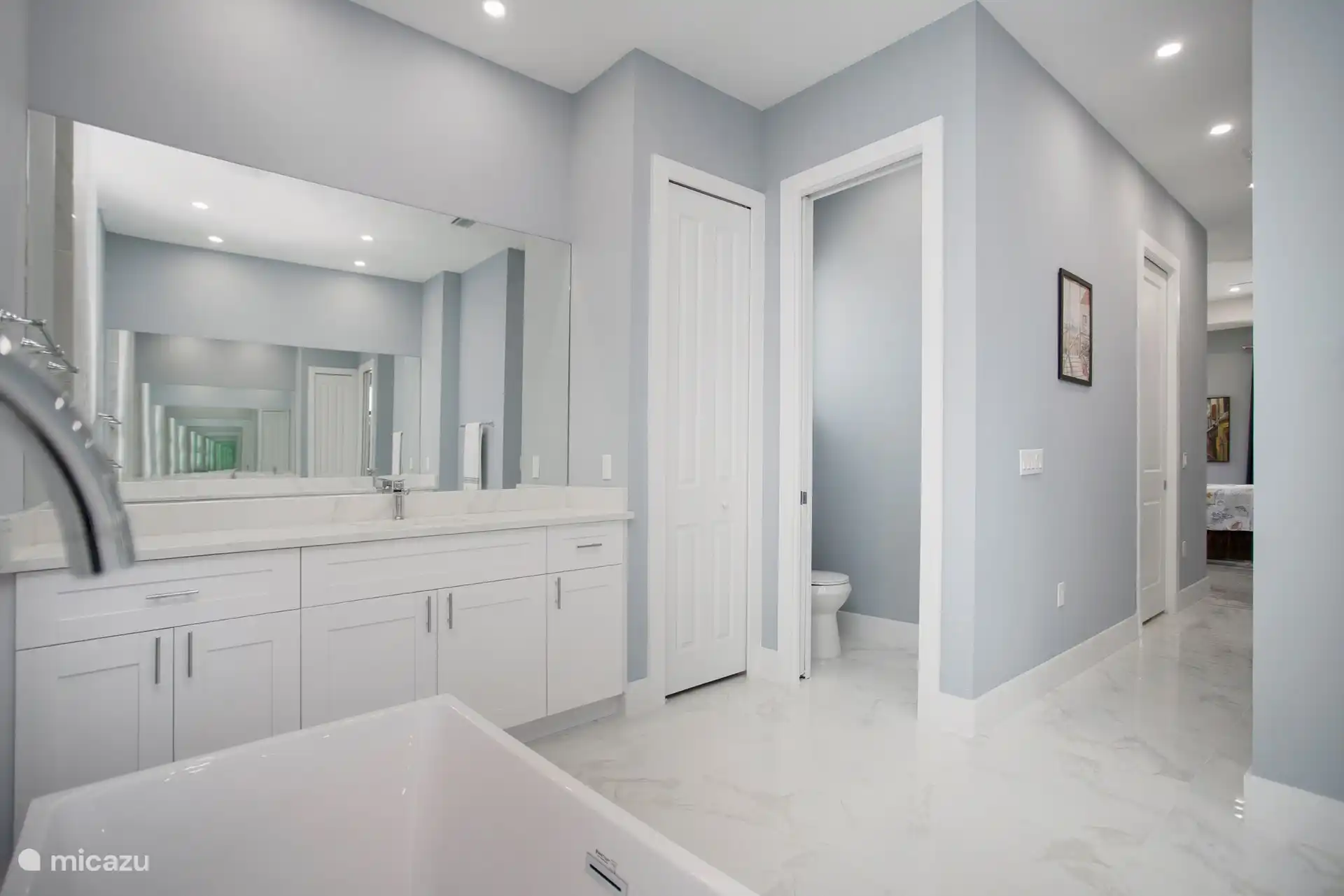 Separate Toilette mit Hand-Bidetbrause