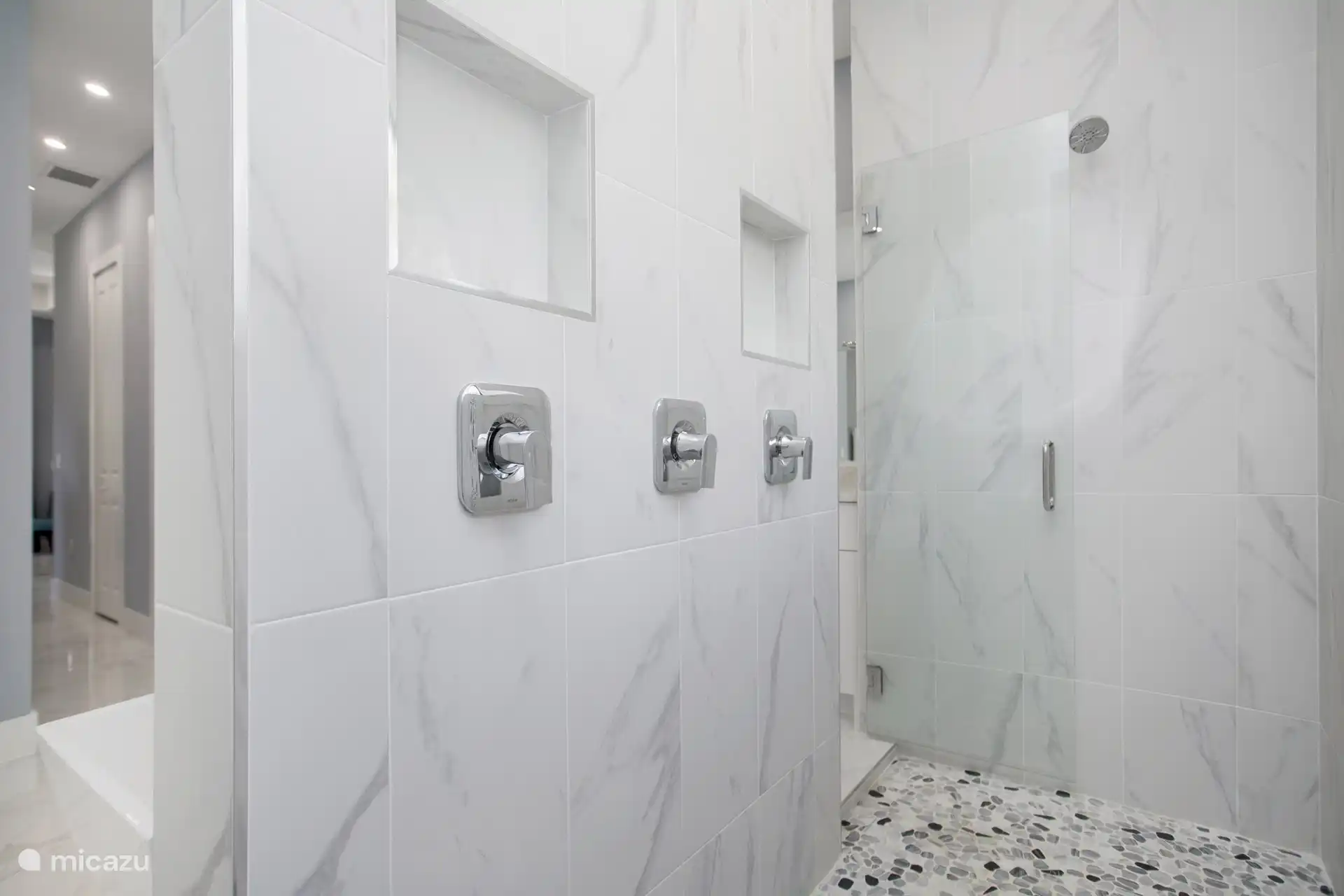 3 Duschköpfe, darunter ein Regenduschkopf