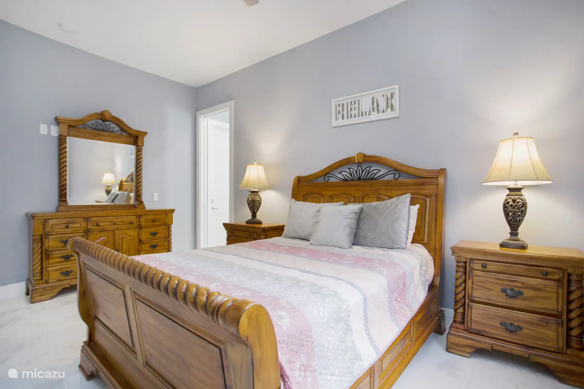 Zweites Schlafzimmer mit Bad en Suite und Tür nach draußen