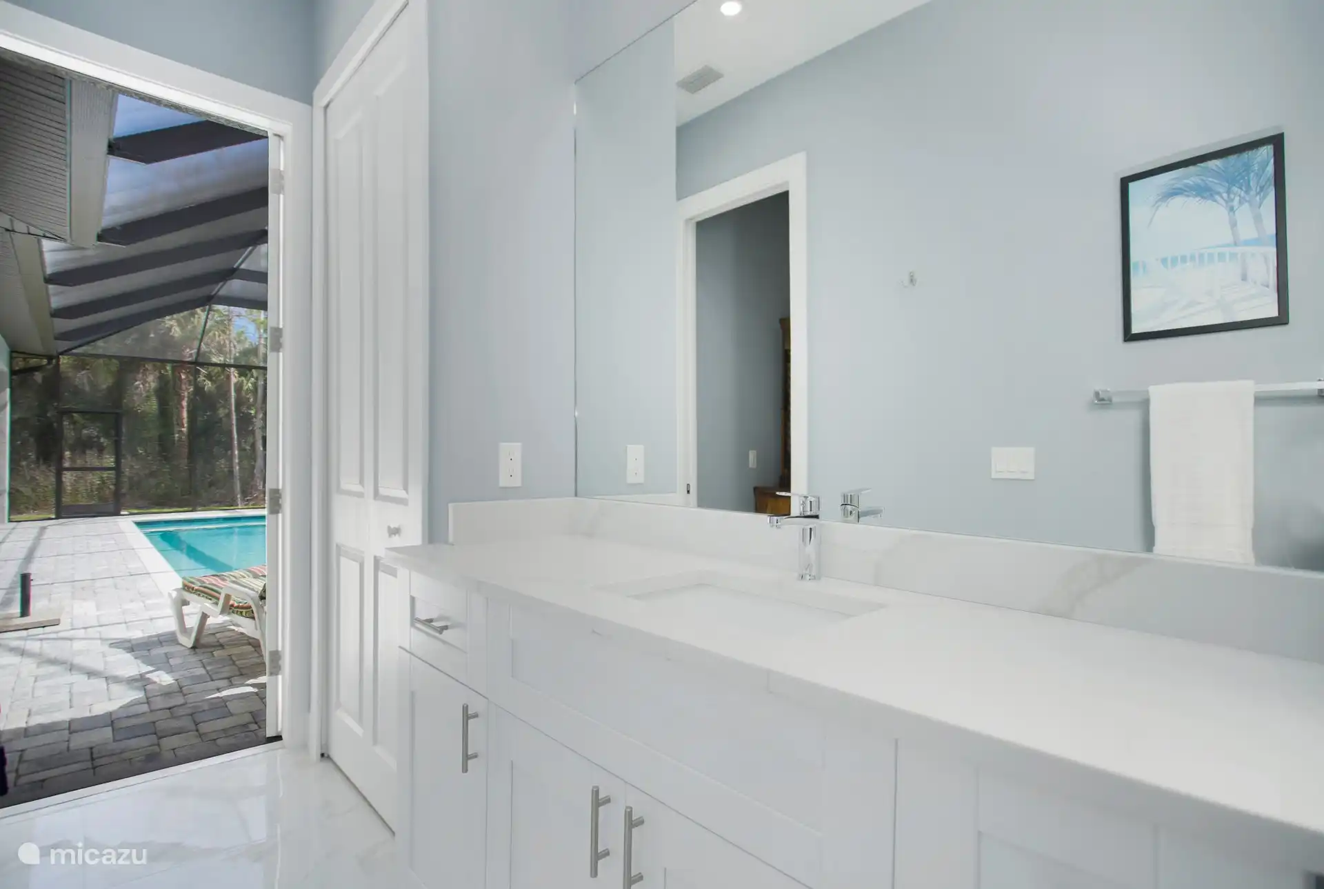 Vom zweiten Badezimmer führt die Tür nach draußen