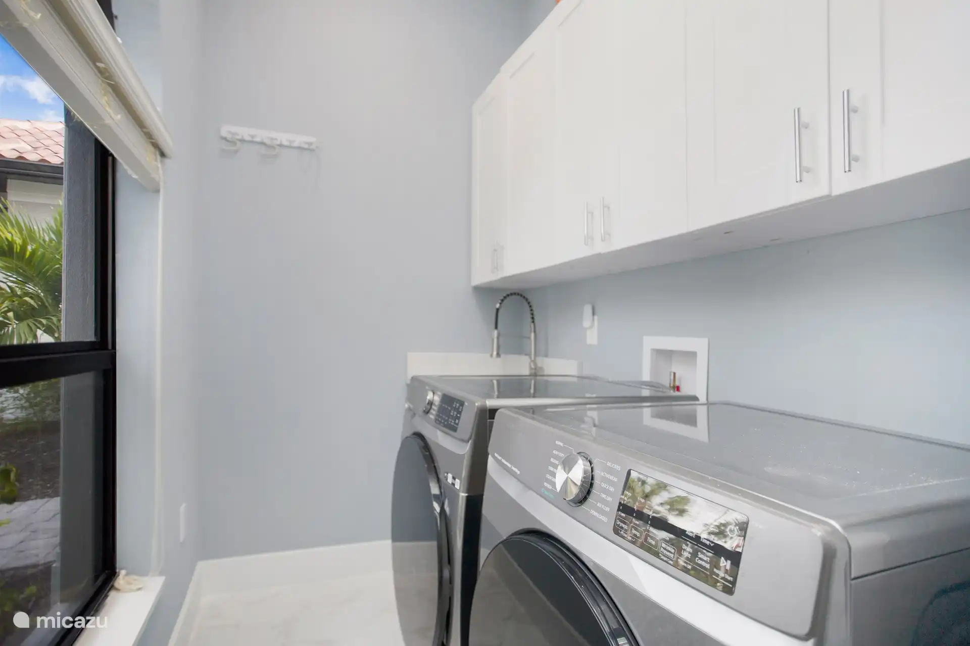 Waschküche/Waschküche mit Waschmaschine und Trockner