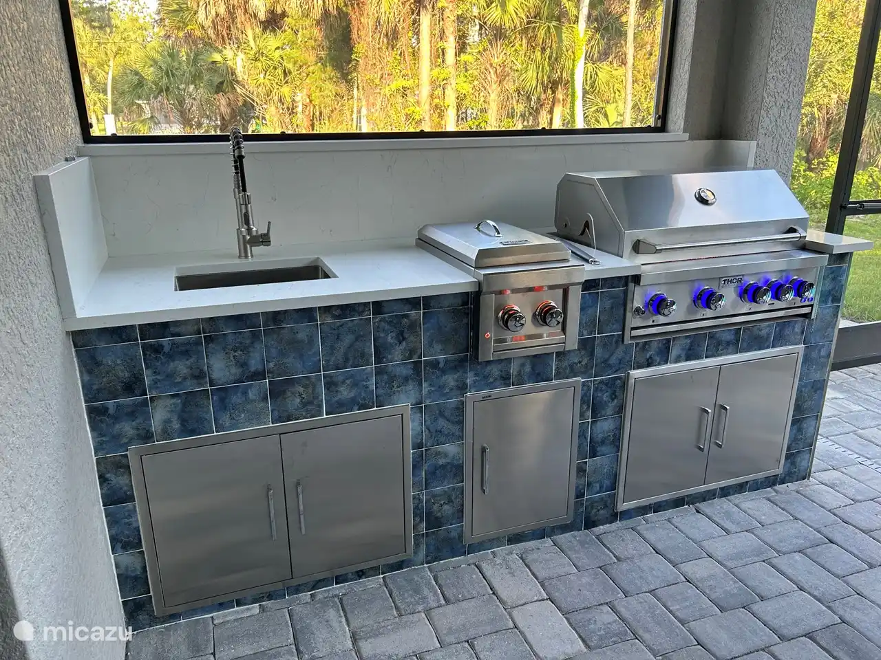 2 Kochfelder und Gasgrill (Außenküche) plus Spüle