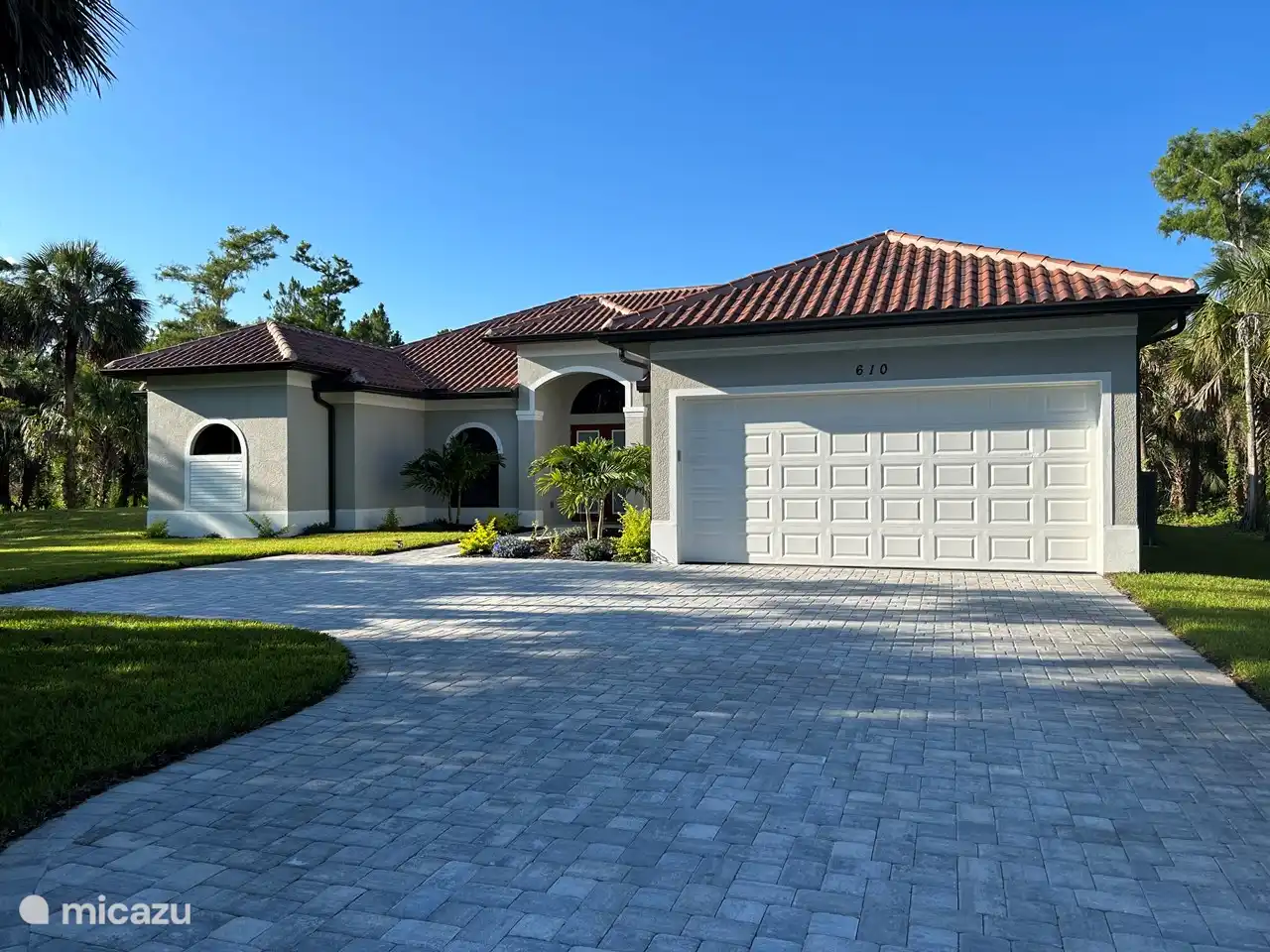 Vorderhaus mit Parkplatz