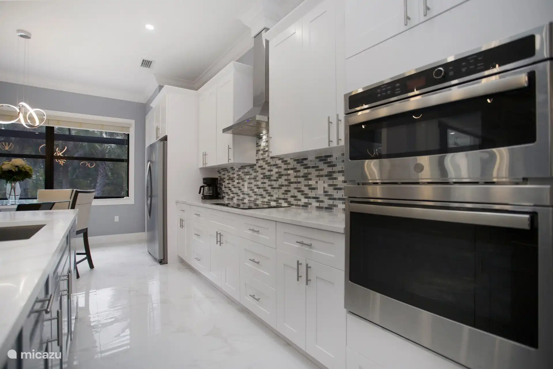 Küche mit großem Backofen und großer Mikrowelle