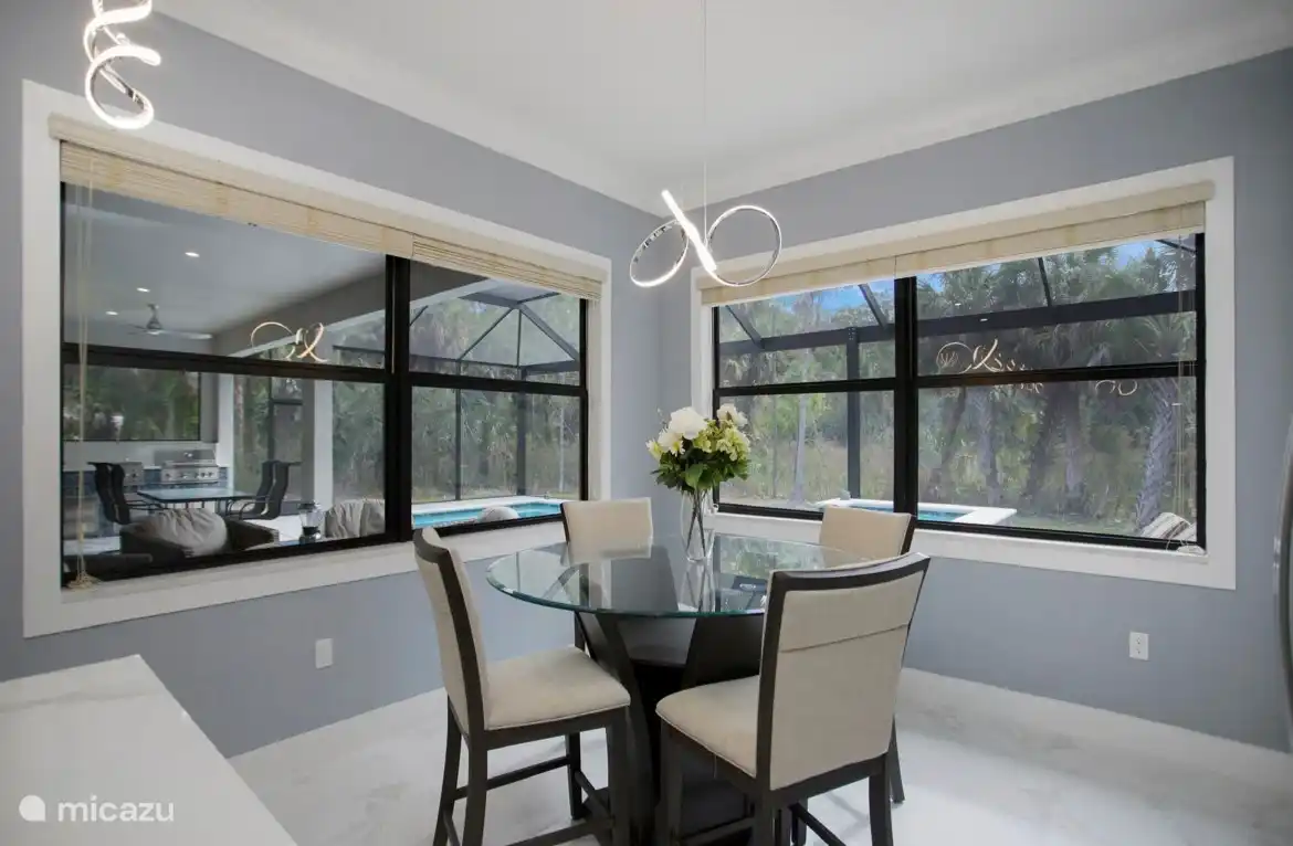 Ecke mit Pub-Tisch und 4 Pub-Stühlen