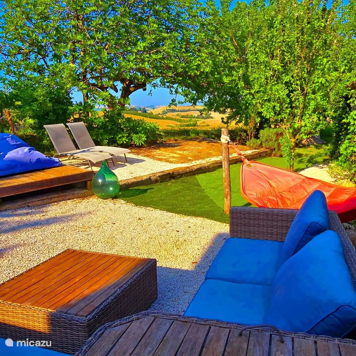 Privater Garten mit Lounge, Hängematte, Sonnenliegen, Sitzsack,.. und schöne Aussichten