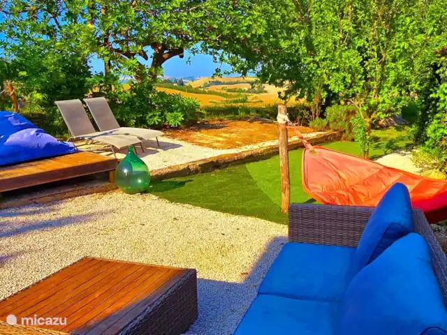 A Casa Cingoli Noce | Italie, Marche, Cingoli - appartement Jardin privé avec salon, hamac, chaises longues, pouf,.. et de belles vues