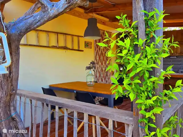 A Casa Cingoli Noce | Italie, Marche, Cingoli - appartement Coin salon véranda avec cuisine extérieure