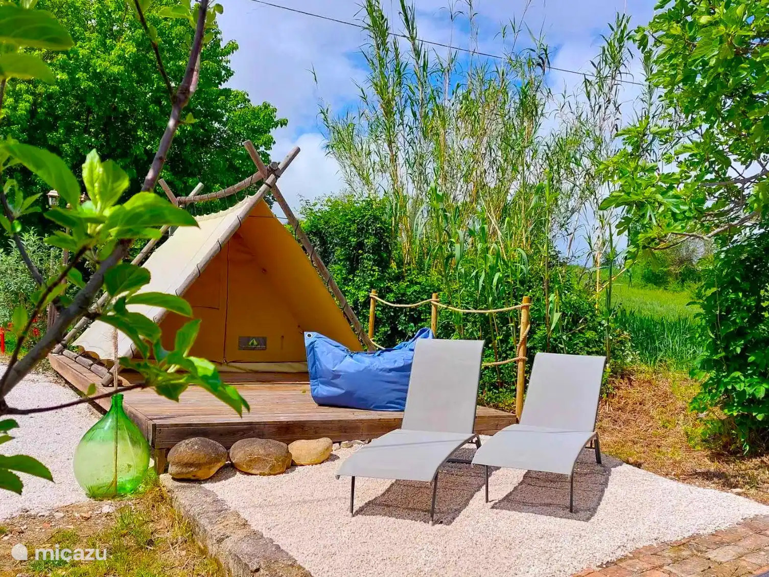 Minizelt und Sonnenliegen und Fatboy Sitzsack im Garten