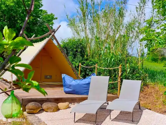 A Casa Cingoli Noce | Italie, Marche, Cingoli - appartement Mini tente et transats et pouf Fatboy dans le jardin