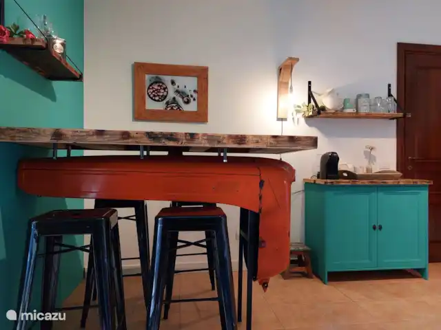 A Casa Cingoli Noce | Italie, Marche, Cingoli - appartement Table de bar sur le thème du tracteur