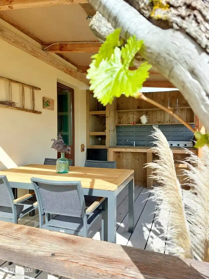 Erneuerte Terrasse mit Außenküche